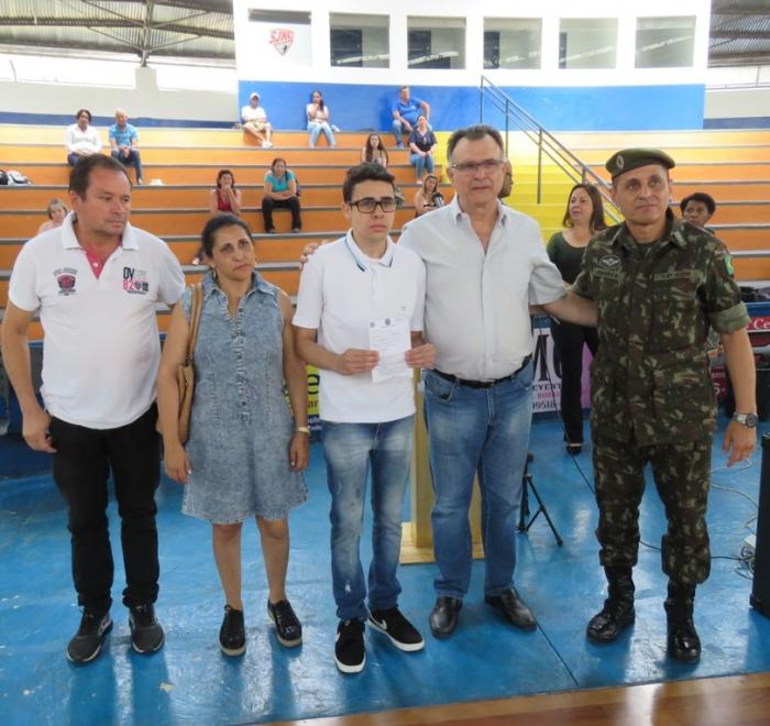 Prefeito Vanderlei entrega certificados a jovens dispensados do Serviço Militar