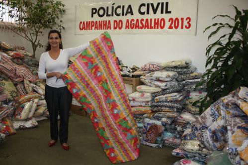 Delegacia Seccional doa cobertores à Campanha do Agasalho