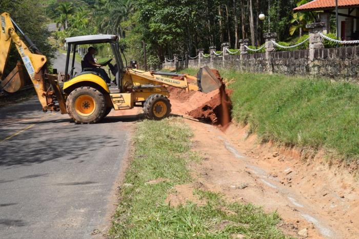 Departamento de Obras realiza manutenção na Estrada Serra da Paulista