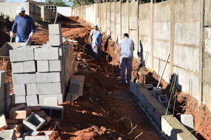 Construção de muro no cemitério municipal aumenta segurança 