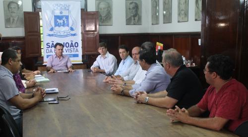 Vanderlei assina contrato para a instalação de duas novas empresas no Distrito Industrial